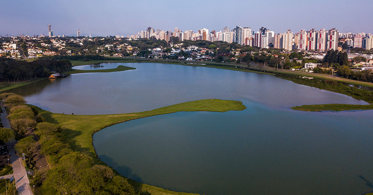 Parque Barigui, de Curitiba, criado em 1972, tem um imenso lago, com 230 mil m², que ajuda a conter as enchentes do Rio Barigui. Foto: site Prefeitura de Curitiba