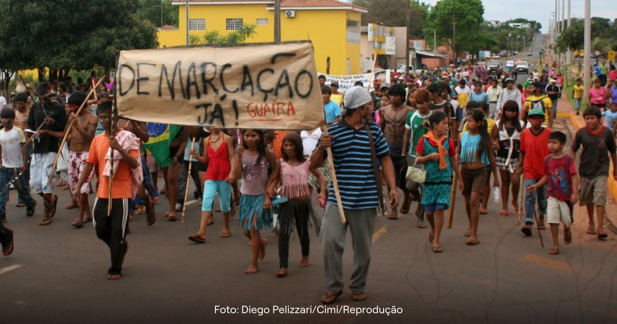 Protesto indígena na cidade de Guaíra (PR). Foto: Diego Pelizzari/Reprodução <a href="https://cimi.org.br/2017/12/mpfpr-nao-ha-um-mapa-definitivo-sobre-area-indigena-na-regiao-de-terra-roxa-e-guaira/" target="_blank" rel="noopener">CIMI</a>.