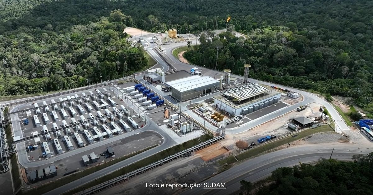 Planta da Usina Termelétrica (UTE) Azulão I, de responsabilidade da empresa Eneva, em Silves, Amazonas. <em>Foto e reprodução: <a href="https://www.gov.br/sudam/pt-br/noticias-1/fda-financiara-parte-do-projeto-azulao-i-geracao-de-energia" target="_blank" rel="noopener">SUDAM</a></em>.