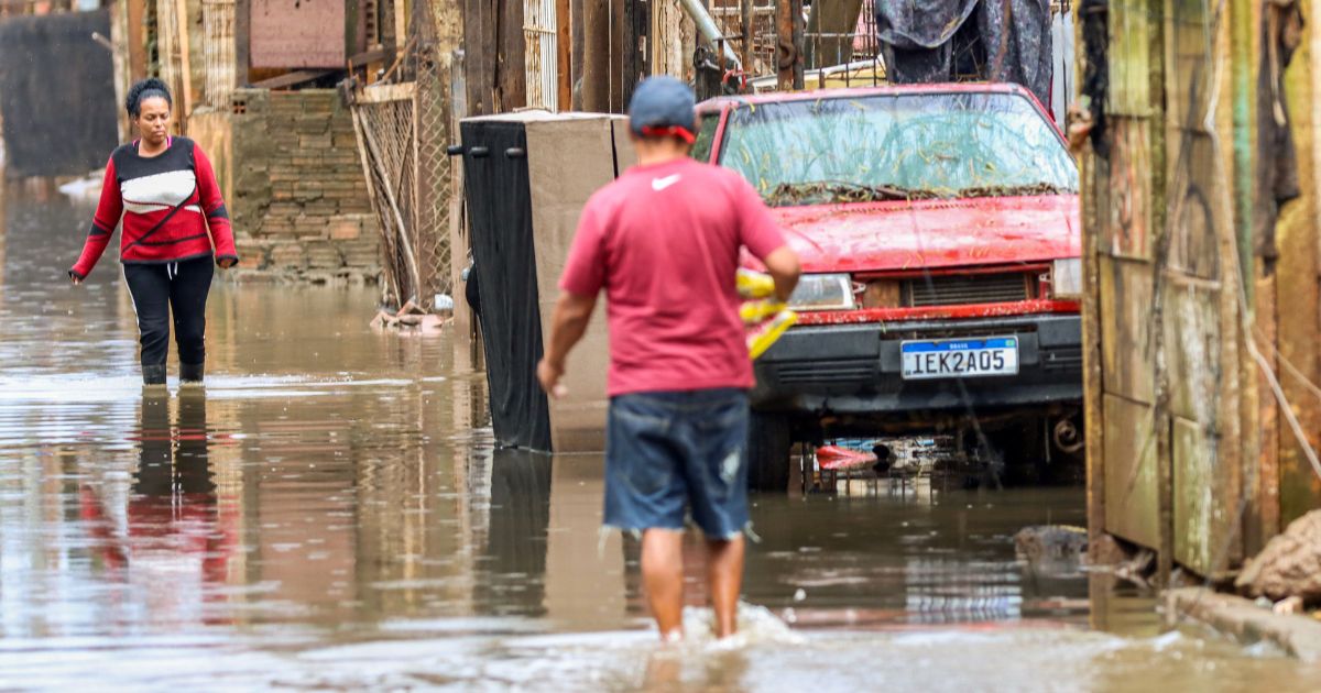 Bairro Humaitá, em Porto Alegre (RS), após chuvas de junho de 2024, mostra como as mudanças climáticas afetam de forma desproporcional as pessoas. Foto: Bruno Peres/<a href="https://agenciabrasil.ebc.com.br/foto/2024-06/enchentes-no-rio-grande-do-sul-1718828947" target="_blank">Agência Brasil</a>