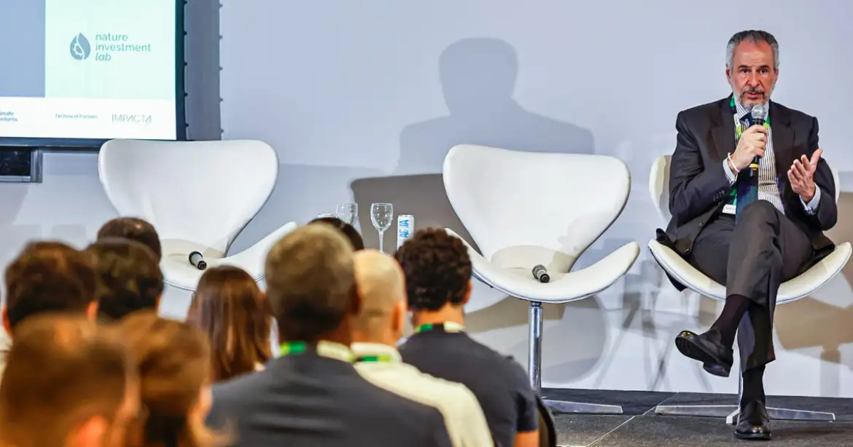 André Corrêa do Lago em apresentação durante evento do Nature Investment Lab, iniciativa liderada pelo setor privado. Foto: <a href="https://agenciabrasil.ebc.com.br/meio-ambiente/noticia/2025-03/presidente-da-cop-30-defende-novas-formas-de-financiamento-climatico" target="_blank">Marcelo Pereira/FOTOKA/Divulgação</a>