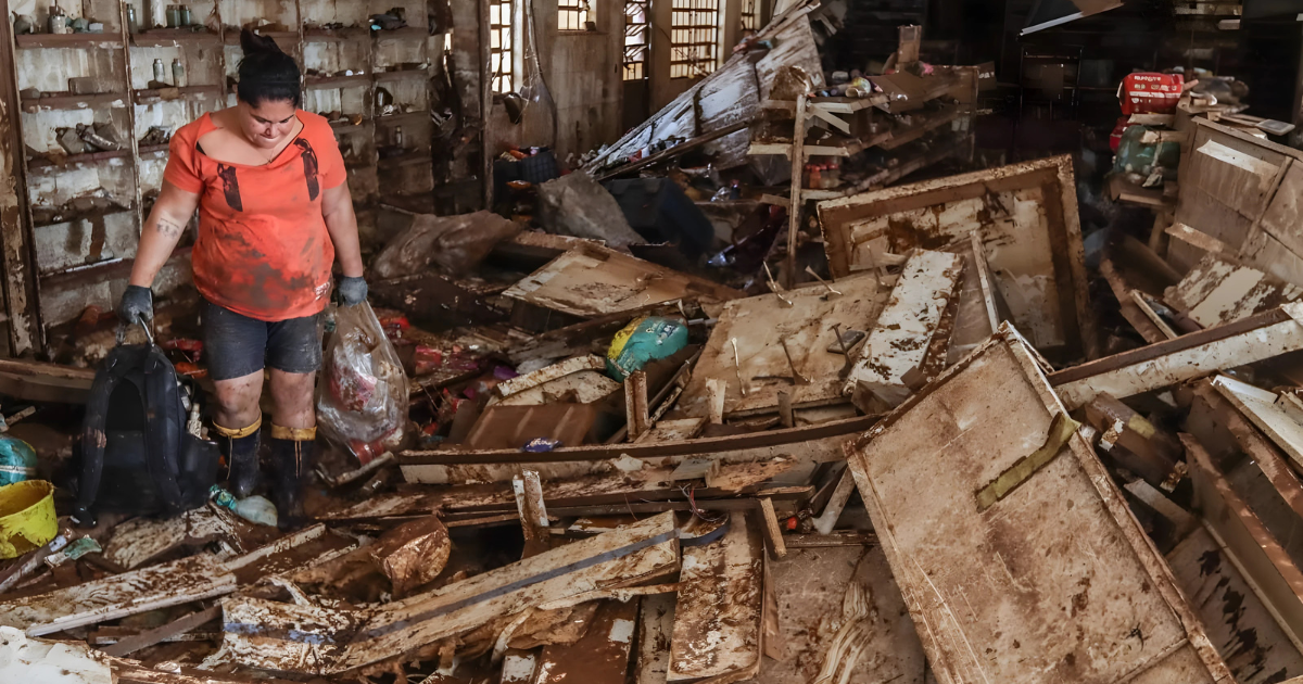 Estragos causados pela enchente em escola municipal no município de Eldorado do Sul/RS. Foto: Rafa Neddermeyer/Agência Brasil, maio/2024. Reprodução: <a href="https://www.fotospublicas.com/acervo/meio-ambiente/moradores-de-eldorado-do-sul-tendo-contato-com-os-estragos-causados-pelas-enchente" target="_blank">FotosPúblicas</a>.
