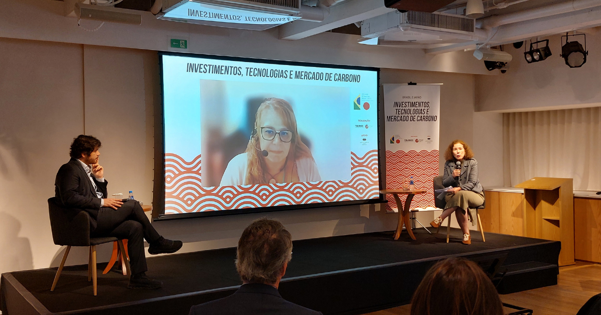 O Sistema Brasileiro de Comércio de Emissões (SBCE): como está o roteiro de implementação • Marta Salomon, analista sênior do Instituto Talanoa • Beatriz Soares, Ministério do Meio Ambiente e Mudança do Clima • Francisco Paiva, Ministério do Desenvolvimento, Indústria e Comércio.