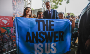 Foto: Kathleen Lamayo/<a href="https://350.org/pt/press-release/lideres-indigenas-do-brasil-pacifico-e-canada-entregam-a-presidencia-da-cop30-demandas-pelo-fim-dos-combustiveis-fosseis-e-avanco-na-transicao-energetica-justa/?utm_source=chatgpt.com" target="_blank">350.org</a>