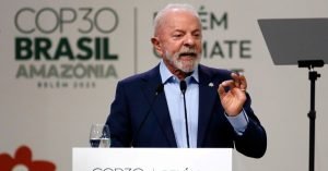Belém (PA), 06/11/2025 - Presidente da República, Luiz Inácio Lula da Silva, fala durante Plenária Geral dos Líderes na Cúpula do Clima de Belém - COP30. Foto: <a href="https://agenciabrasil.ebc.com.br/foto/2025-11/cop30-plenaria-geral-dos-lideres-1762445218-2" target="_blank">Bruno Peres/Agência Brasil</a>.