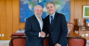 Presidente Luiz Inácio Lula da Silva e Dan Ioschpe, como Campeão Climático (High Level Climate Champion – HLC), da COP30 | Foto: <a href="https://cop30.br/pt-br/noticias-da-cop30-amazonia/dan-ioschpe-sera-o-campeao-de-alto-nivel-da-cop30" target="_blank">Ricardo Stuckert/PR</a>.