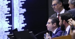 Plenário de votação da Câmara dos Deputados, madrugada de 17 de julho de 2025. Foto: <a href="https://www.camara.leg.br/internet/bancoimagem/banco/2025/07/img20250716180110603MED.jpg" target="_blank">Câmara dos Deputados</a>
